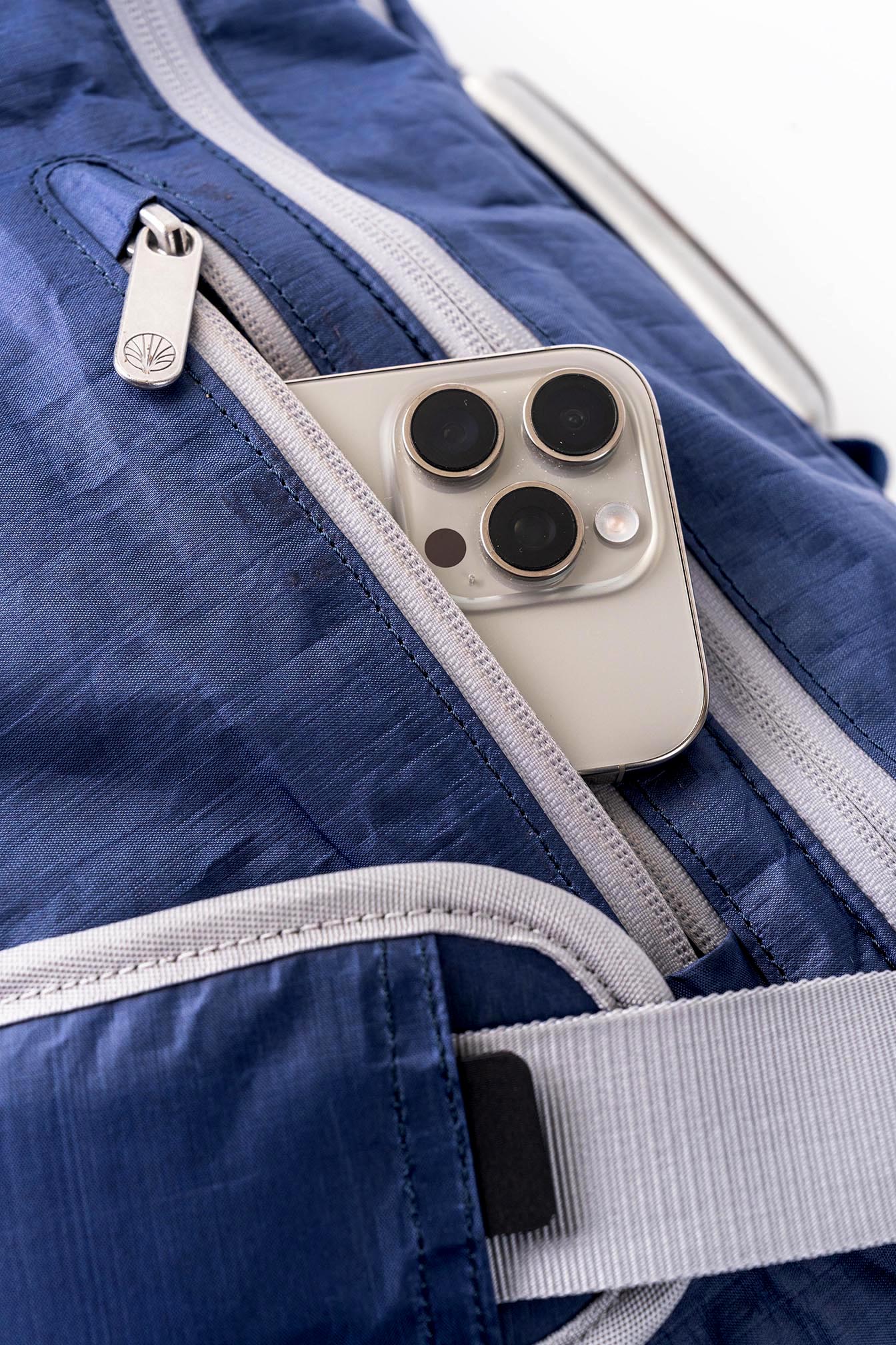 /cdn/shop/files/Closeup-phone_pocket-ocean-work-to-water-fleece-lined-pocket-1768937359_1344.jpg