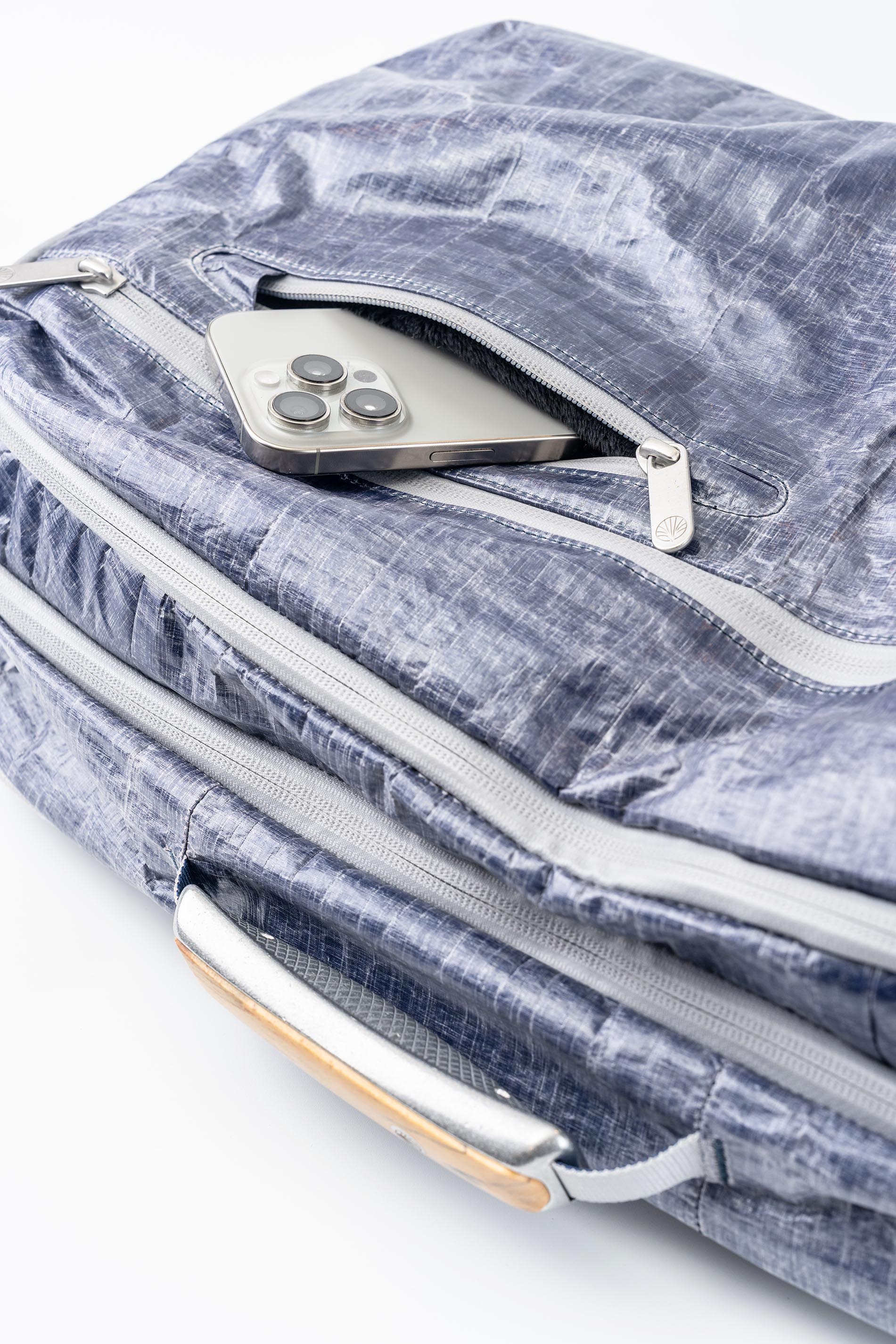 /cdn/shop/files/offsite-whitecap-work-to-water-bag-quick-access-phone-pocket-1768936996_1901.jpg